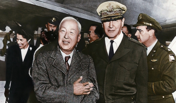 1948년 10월 19일 이승만 건국대통령이 미 태평양사령관이자 일본점령군 최고사령관 맥아더 장군과 회담을 위해 극비리에 일본에 도착했다. 공항에 마중 나온 맥아더 장군.