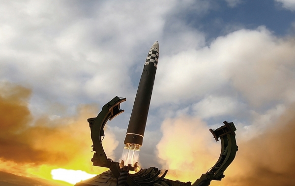 조선중앙TV가 공개한 대륙간탄도미사일 화성-17형 발사 장면. / 평양 노동신문·뉴스1