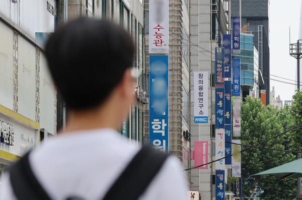 대학수학능력시험의 킬러문항(초고난도 문항) 논란 등으로 사교육비 문제가 화두로 떠오른 가운데 2일 BC카드 신금융연구소에 따르면 학원 매출은 5년간 연평균 4.4%씩 늘어난 것으로 나타났다. 사진은 서울 강남구 대치동 학원가. / 연합