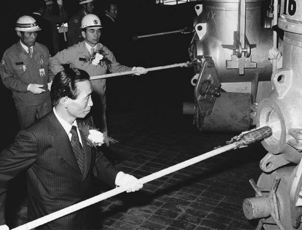 1976년 5월 31일 포항제철 제2고로에 불을 붙이는 박정희 대통령.