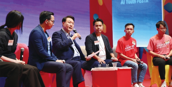 윤석열 대통령이 9월 6일(현지시간) 자카르타 텔콤 본사에서 열린 한·아세안 AI 청년 페스타에서 인사말을 하고 있다.