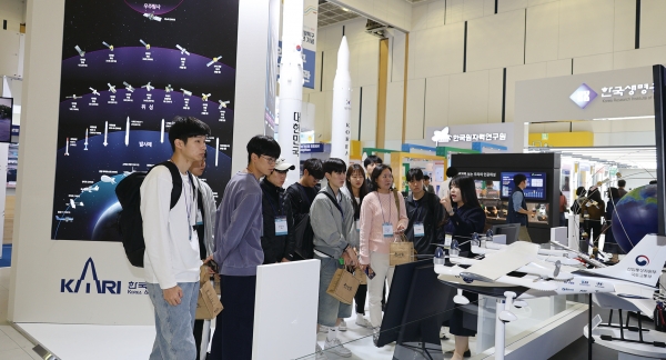 10월 20일 대전 유성구 컨벤션센터에서 열린 대덕연구개발특구 50주년 기술사업화 박람회 및 우수 성과 전시회를 찾은 방문객들이 한국항공우주연구원 전시관을 둘러보고 있다. / 연합