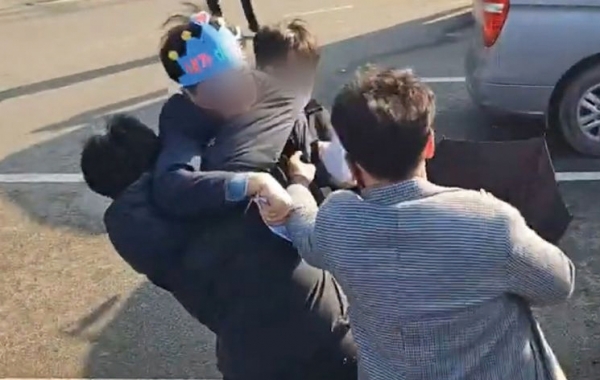 1월 2일 부산 가덕도 신공항 부지를 방문한 이재명 더불어민주당 대표를 흉기로 공격한 피의자가 현장에서 경찰에 체포되고 있다.