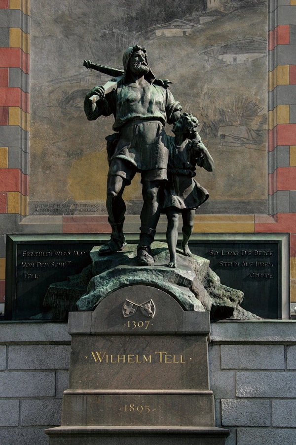 스위스 알트도르프에 있는 윌리엄 텔의 기념비입니다. 조각가 리처드 키슬링의 동상은 1895년 8월 28일 오래된 탑 아래에서 개관되었습니다. 윌리엄 텔의 석궁과 그의 아들이 서 있는 동상은 스위스 국가 영웅을 보여줍니다.