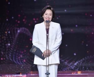 KBS 연기대상 시상자로 무대 선 박영선 장관…“현금 협찬 대가로 선 것” 논란